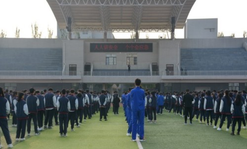 人人讲安全 个个会应急——迁安职教中心开展学生宿舍楼预防地震应急避险疏散演练